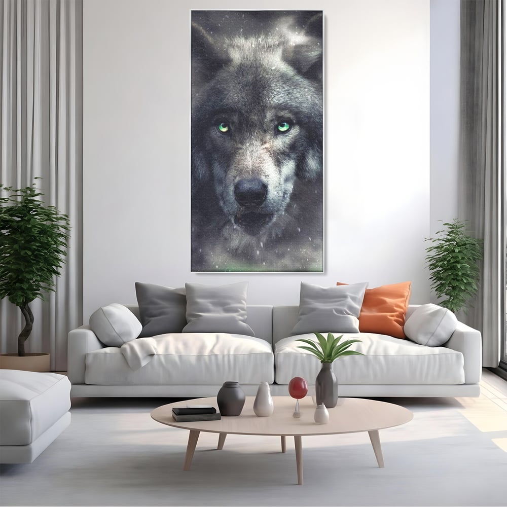 Tablou canvas cu tablou canvas cu cap de lup, in rama de aluminiu argintiu, pe perete intr-un living